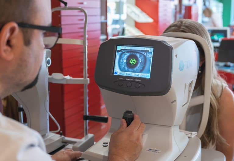 Pide tu cita para cuidar tu salud visual en Guadalajara